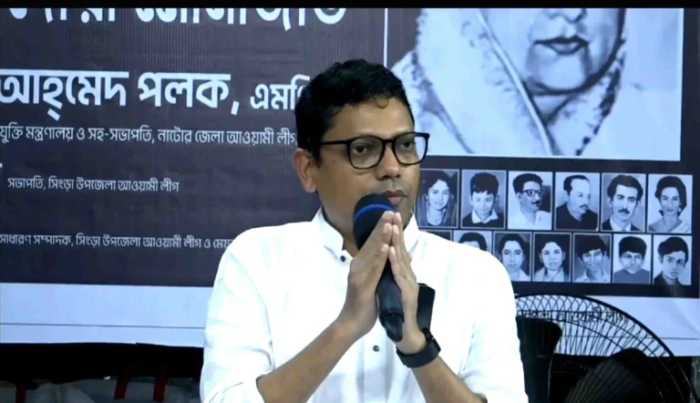 বিমানবন্দরে আটক পলক