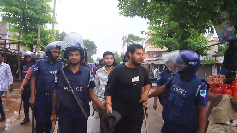 ঝিনাইদহে শিক্ষার্থীদের মিছিলে পুলিশের লাঠিচার্জ, আহত ৫