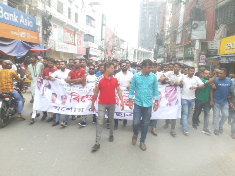 স্বরাষ্ট্র উপদেষ্টার পদত্যাগ ও হাসিনার বিচারের দাবিতে বিক্ষোভ