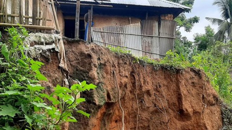 কক্সবাজারে পাহাড় ধসে একই পরিবারের ৩জন নিহত