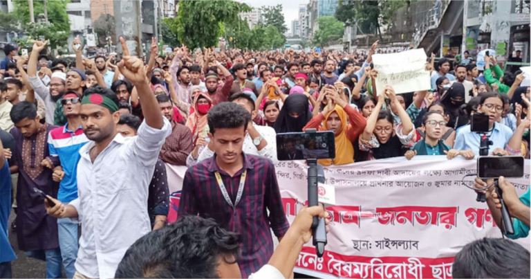 সায়েন্সল্যাব মোড় অবরোধ করেছেন শিক্ষার্থীরা