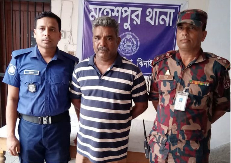 সীমান্ত দিয়ে পালানোর সময় ভারতীয় পুলিশ গ্রেপ্তার