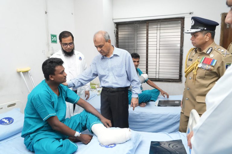 আহত পুলিশ সদস্যদের দেখতে হাসপাতালে স্বরাষ্ট্র উপদেষ্টা