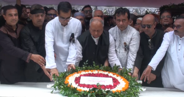বঙ্গবন্ধুর সমাধিতে শেখ হাসিনার পক্ষে শ্রদ্ধা নিবেদন
