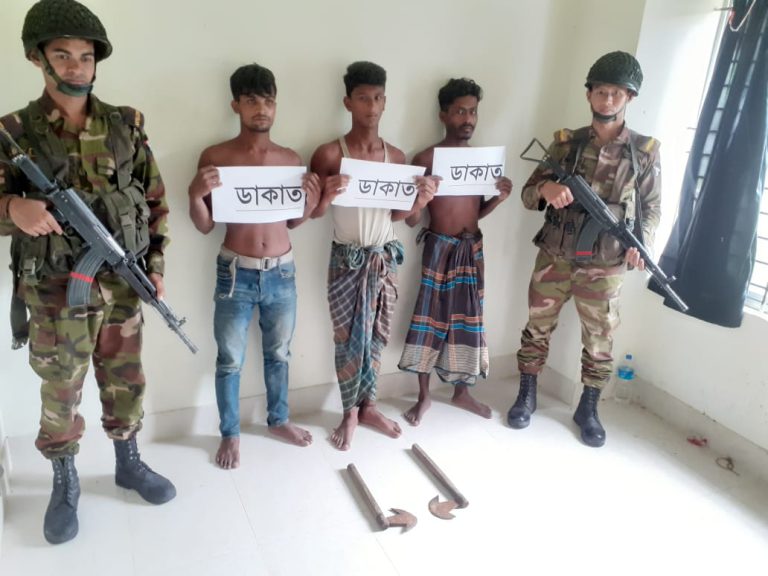 নোয়াখালীতে ৩ ডাকাতকে ধরে সেনবাহিনীর হাতে সোপর্দ