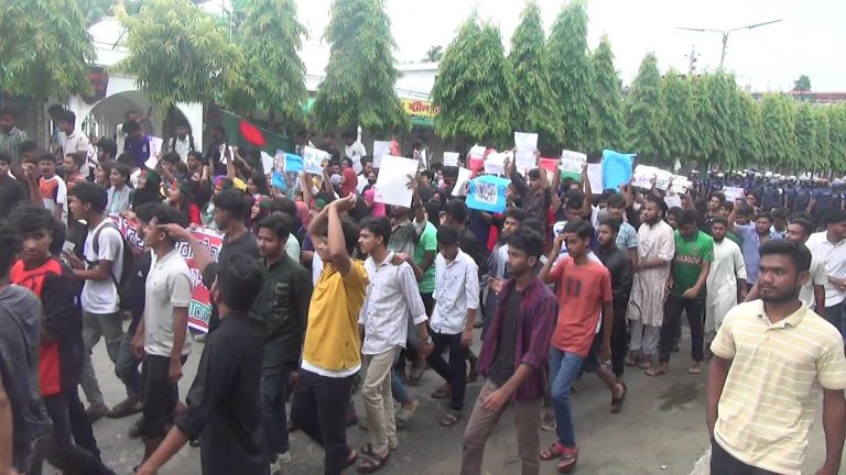 কুমিল্লায় শিক্ষার্থীদের ওপর ছাত্রলীগের হামলা, ৫ শিক্ষার্থী গুলিবিদ্ধ