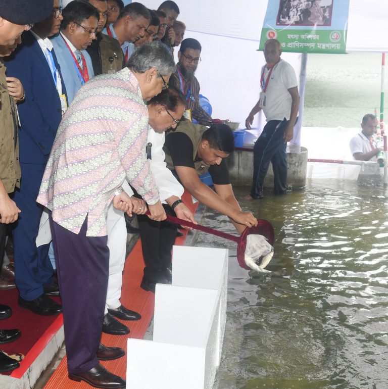 বঙ্গভবনের পুকুরে মাছের পোনা অবমুক্ত করলেন রাষ্ট্রপতি