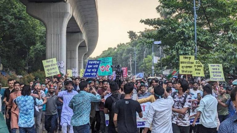 সরকারি চাকরিতে প্রবেশের বয়সসীমা ৩৫ করার দাবি, শাহবাগ অবরোধ