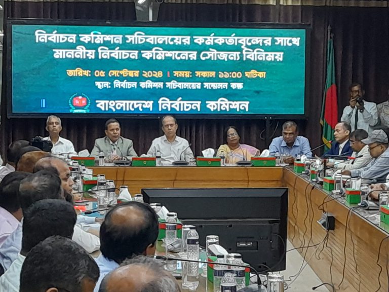 কর্মকর্তাদের সঙ্গে বৈঠকে নির্বাচন কমিশনারা