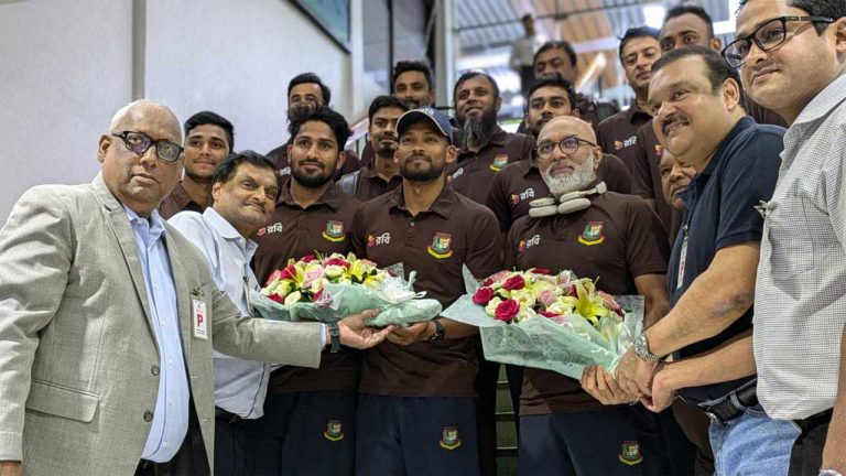দেশে ফিরে বিমানবন্দরে ফুলেল শুভেচ্ছায় সিক্ত ক্রিকেটাররা