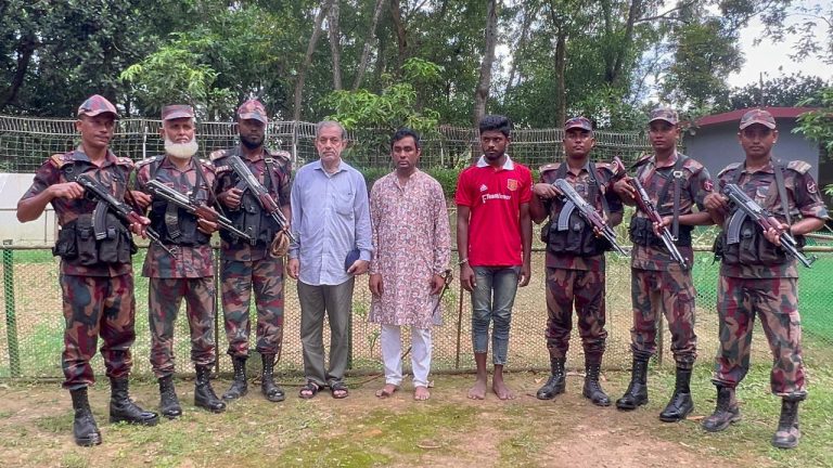 অবৈধভাবে ভারতে যাওয়ার সময় সাবেক এমপিসহ আটক ৩
