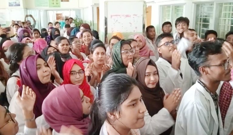 হবিগঞ্জ মেডিকেলে অধ্যক্ষের পদত্যাগ দাবি, শিক্ষার্থীদের বিক্ষোভ