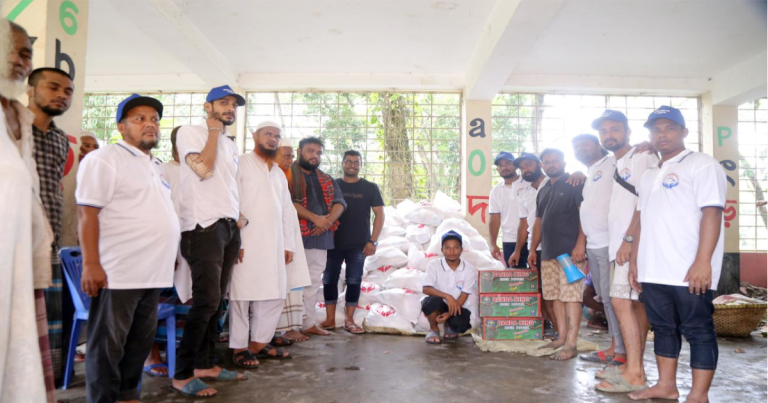 বন্যাদুর্গতদের পাশে দাঁড়িয়েছে ‘আহ্বান তরুণ সংঘ ফাউন্ডেশন’