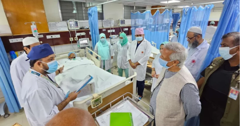 আন্দোলনে আহতদের দেখতে নিউরোসায়েন্স হাসপাতালে প্রধান উপদেষ্টা
