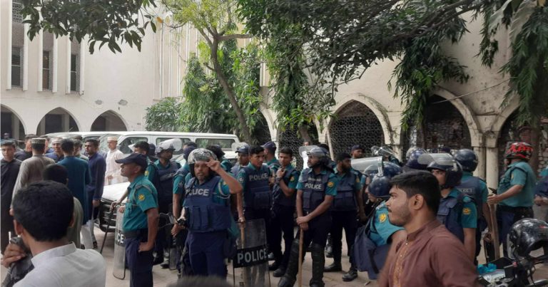 বায়তুল মোকাররমে দুই পক্ষের সংঘর্ষ