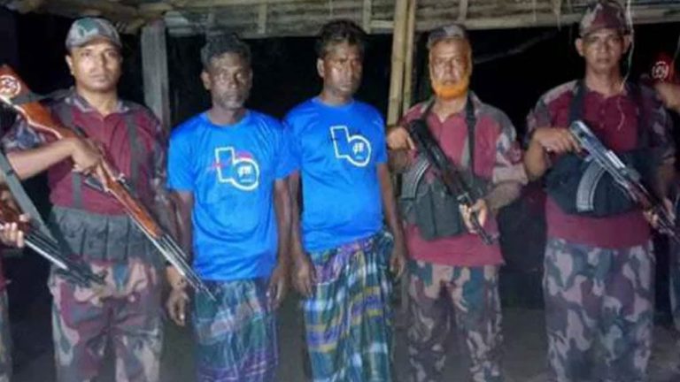 সীমান্ত থেকে দুই ভারতীয় নাগরিক আটক
