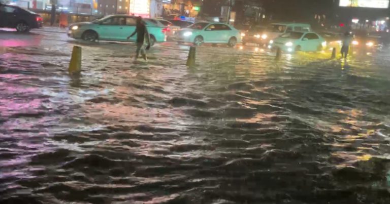 বৃষ্টিতে ডুবল রাজধানীর পথঘাট