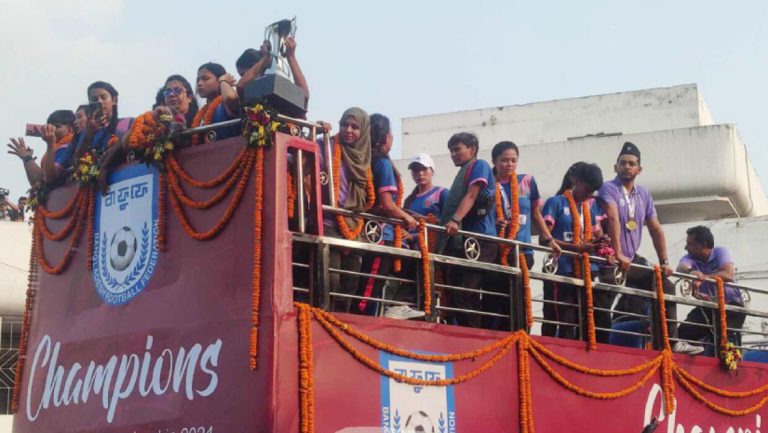 ছাদখোলা বাসে চ্যাম্পিয়নদের যাত্রা শুরু