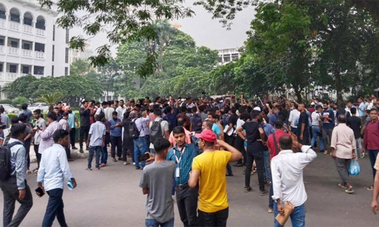 হাইকোর্ট ঘেরাও করেছেন শিক্ষার্থীরা