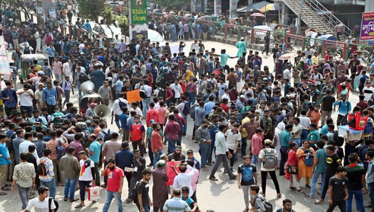 ফের সায়েন্সল্যাব অবরোধ সাত কলেজের শিক্ষার্থীদের
