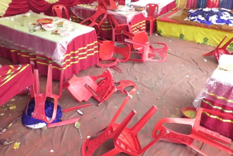 গেটে টাকা কম দেওয়ায় দু’পক্ষে সংঘর্ষ, আহত ৩০