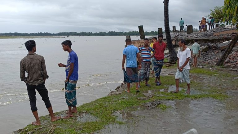 ধরলার ভাঙনে অসহায় নদীপাড়ের শত শত মানুষ