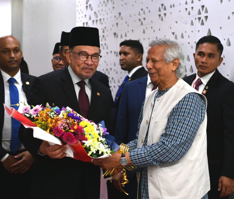 ঢাকায় মালয়েশিয়ার প্রধানমন্ত্রী, স্বাগত জানালেন ড. ইউনূস