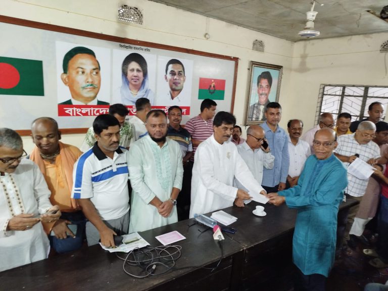 কুমিল্লায় দুর্গাপূজা উপলক্ষে ৯৩টি মন্ডপে বিএনপির উপহার প্রদান