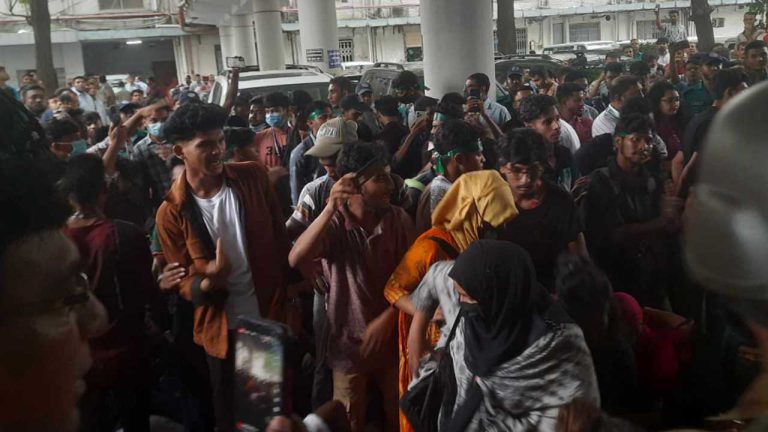 সচিবালয়ে শিক্ষার্থীদের বিক্ষোভ, শাহবাগ থানায় মামলায় ২৬ জন গ্রেপ্তার
