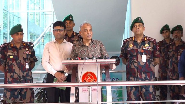 যোগদান না করা ১৮৭ পুলিশ এখন সন্ত্রাসী: স্বরাষ্ট্র উপদেষ্টা