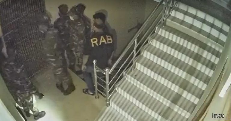 মোহাম্মদপুরে সেনা ও র‌্যাবের পোশাক পরে ডাকাতি, গ্রেপ্তার ৬
