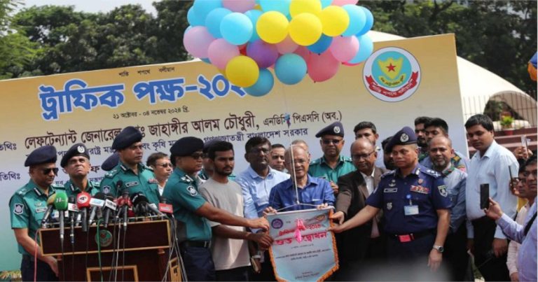 ট্রাফিক নিয়ন্ত্রণে সড়কে কাজ করবেন ৩০০ শিক্ষার্থী, পাবেন সম্মানী