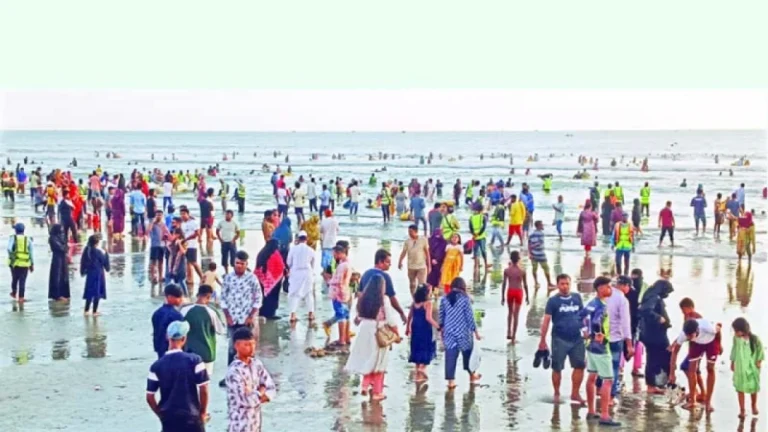 কক্সবাজারে পর্যটকদের ঢল, খালি নেই হোটেল-মোটেল