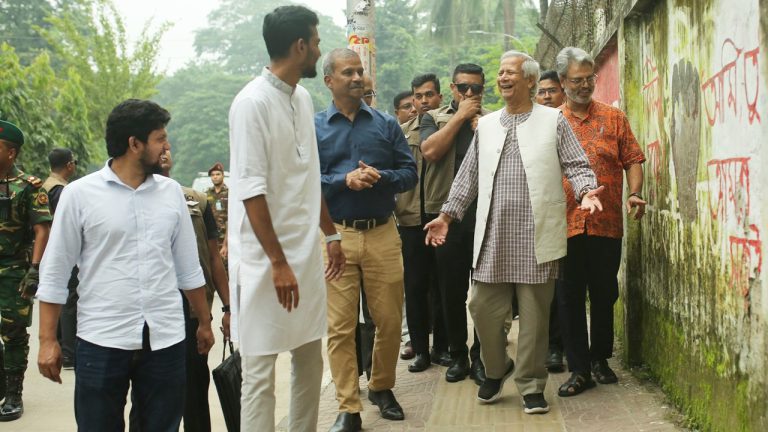 ঢাকা বিশ্ববিদ্যালয়ে হেঁটে হেঁটে গ্রাফিতি দেখেছেন ড. ইউনূস