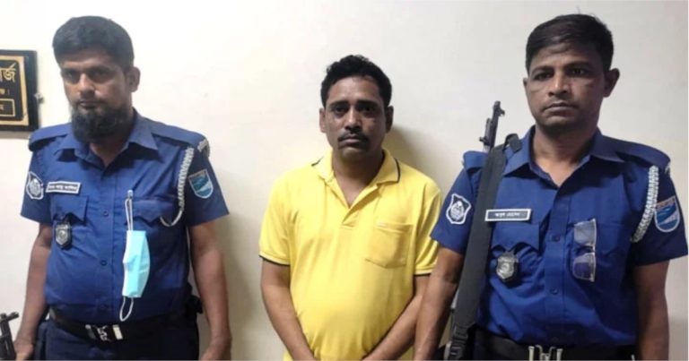 সাবেক ডিবি প্রধান হারুনের ‘ক্যাশিয়ার’ মোকাররম গ্রেপ্তার