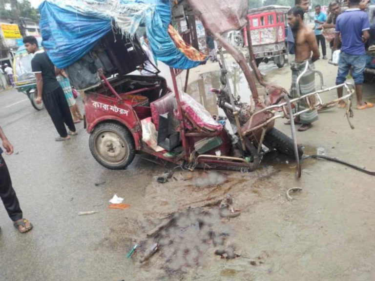 জামালপুরে ট্রাক-ইজিবাইকের মুখোমুখি সংঘর্ষে নিহত ৩