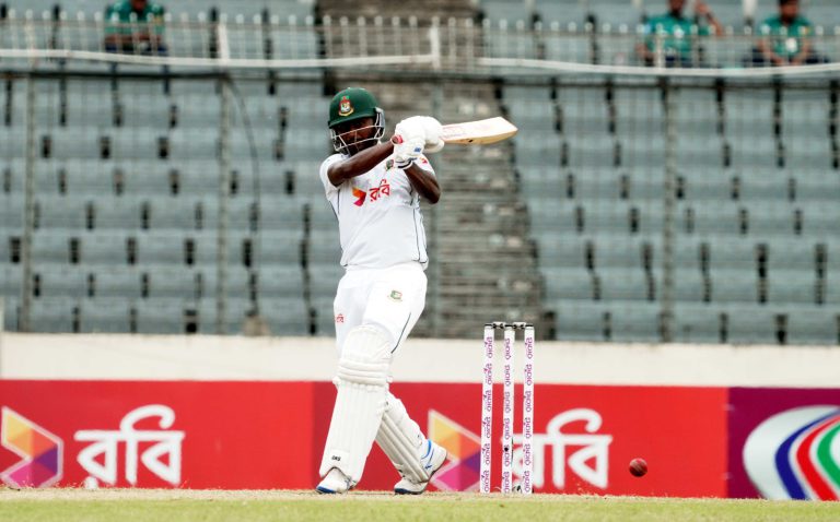 অভিষেকে জাকের আলীর হাফ সেঞ্চুরি