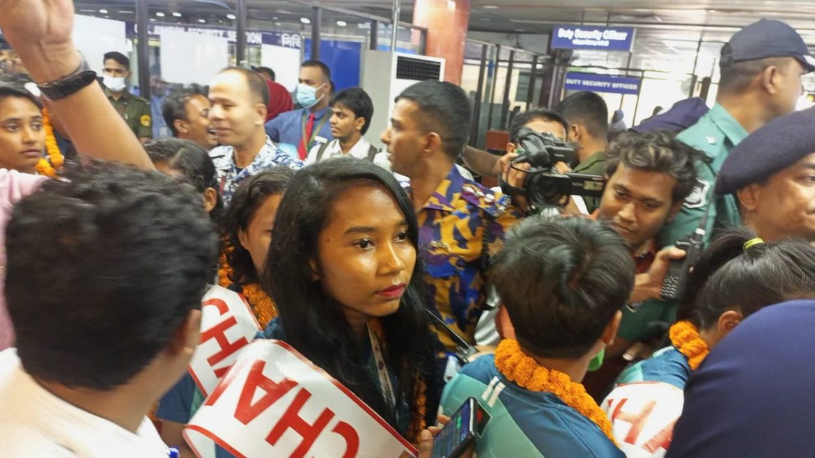 সাফ-ট্রফি-নিয়ে-দেশের-মাটিতে-পা-রাখলেন-চ্যাম্পিয়নরা