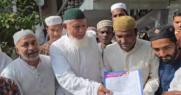 চট্টগ্রামে বিএনপির ৩১ দফার লিফলেট বিতরণ