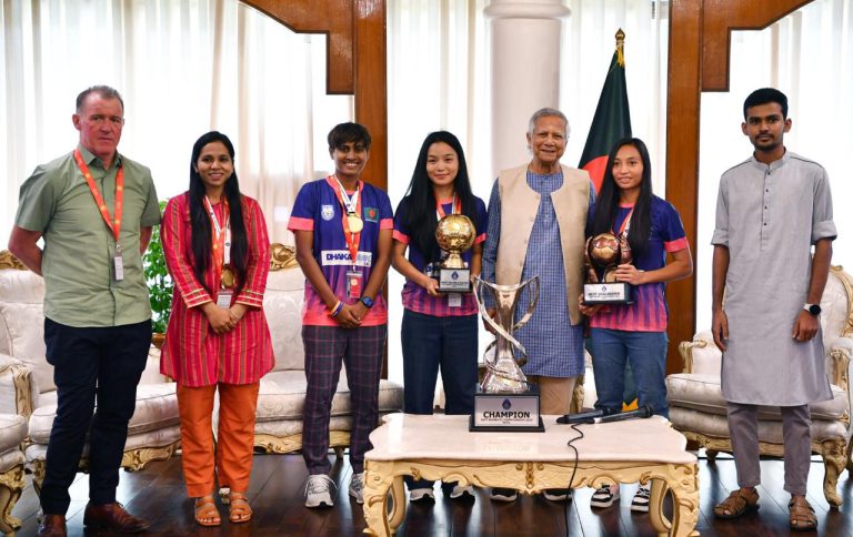 সাফজয়ী নারী ফুটবল দলকে প্রধান উপদেষ্টার সংবর্ধনা