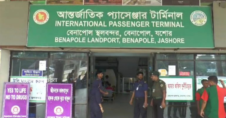 বেনাপোল বন্দর দিয়ে অর্ধেকে নেমেছে ভারতগামী যাত্রী, কমেছে রাজস্ব আয়