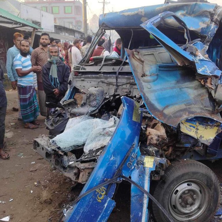 টাঙ্গাইলে বাস-পিকআপ সংঘর্ষে নিহত ৪