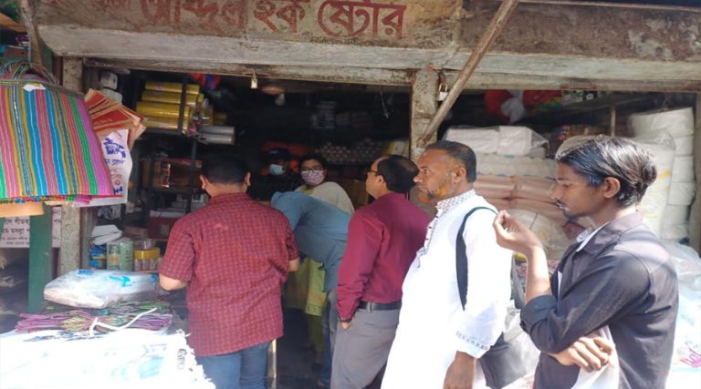 ৫০ কেজি নিষিদ্ধ পলিথিন জব্দ ও অর্থদণ্ড