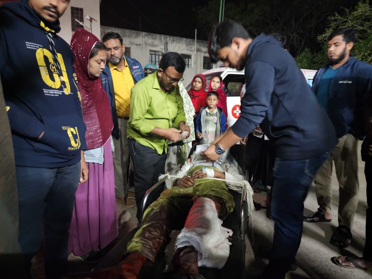 ঝিনাইদহে মোটরসাইকেল-নসিমনের মুখোমুখি সংঘর্ষ, আহত ৫