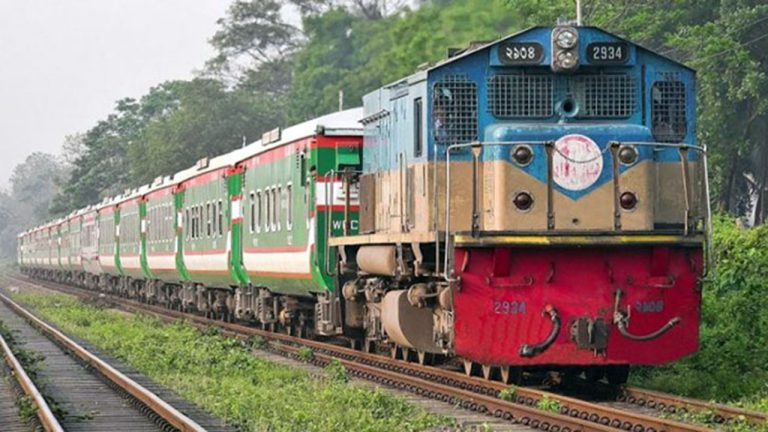 কুমিল্লায় ট্রেনের ধাক্কায় অটোরিকশার ৫ যাত্রী নিহত