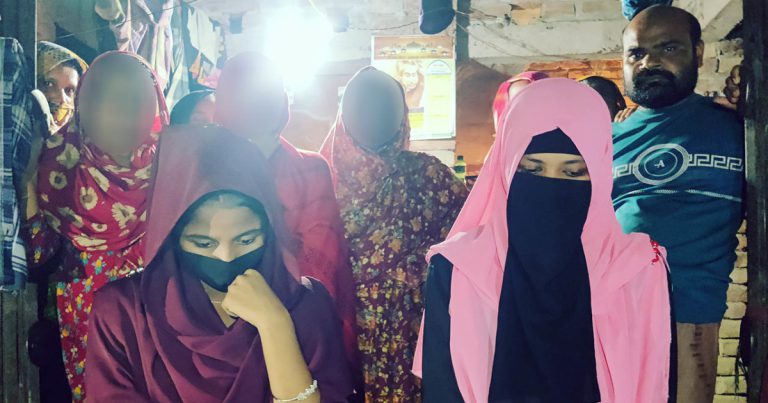 বিয়ের দাবিতে প্রেমিকের বাড়িতে দুই তরুণীর অনশন