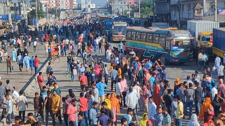 গাজীপুরে তৃতীয় দিনের মতো মহাসড়কে শ্রমিকদের বিক্ষোভ