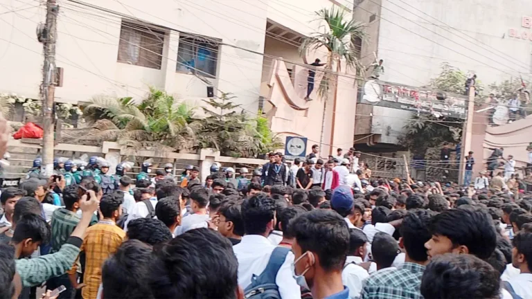 শিক্ষার্থী মৃত্যুর ঘটনায় ঢাকা ন্যাশনাল মেডিকেল কলেজ ঘেরাও