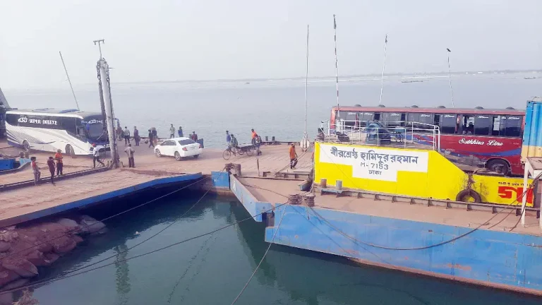 ৩ ঘণ্টা বন্ধ থাকার পর ফেরি চলাচল শুরু