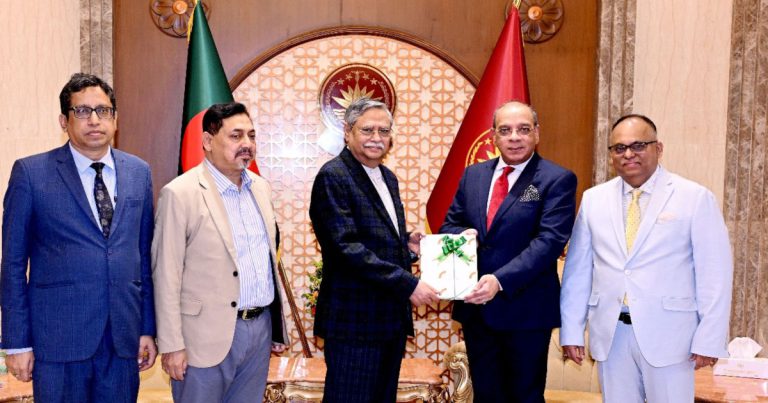 রাষ্ট্রপতির কাছে ‘সুপ্রিম কোর্টের বার্ষিক প্রতিবেদন ২০২৩’ পেশ